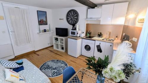 a room with a kitchen and a living room at Cosy Planta - 2 lits - Hyper Centre & Clémenceau - 1 parking sous terrain in Pau