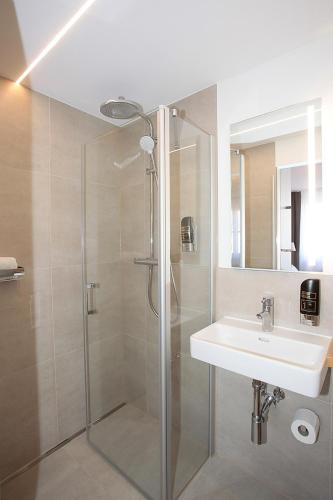 a bathroom with a shower and a sink at Württembergischer Hof in Kirchheim unter Teck