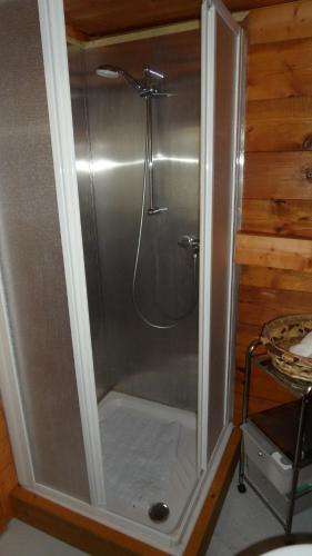 eine Dusche mit Glastür im Badezimmer in der Unterkunft scuderia club house in Susa