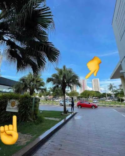 a person standing next to a street with yellow kites at PALMAS EXPERIENCE - APARTAMENTO CONTEMPORÂNEO, vista serra, na quadra do shopping in Palmas