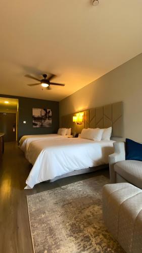 a bedroom with two beds and a ceiling fan at Esplendor by Wyndham Los Mochis Country Place in Los Mochis