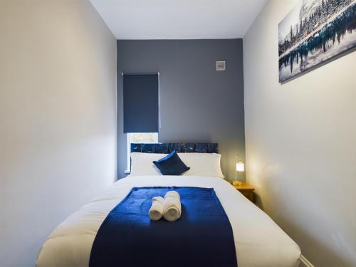 a bedroom with a bed with two towels on it at Pottery House - Stoke on Trent -Free parking- Central Location - Sleep 8 in Stoke on Trent