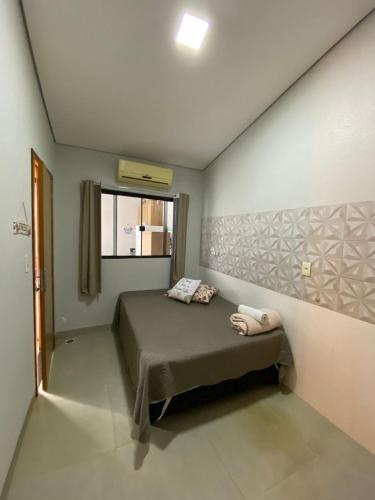a bedroom with a bed and a window at Refugio Aconchegante2 in Nova Mutum