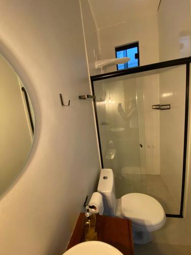 a bathroom with a toilet and a glass shower at Refugio Aconchegante2 in Nova Mutum