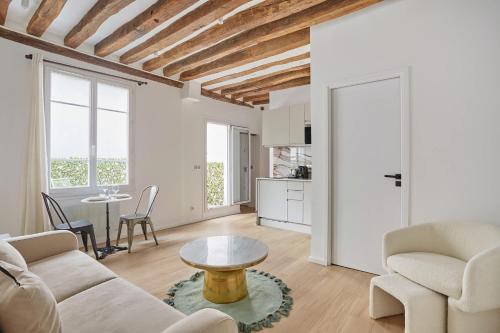 Eiffel Tower Apartment/Invalide by Studioprestige