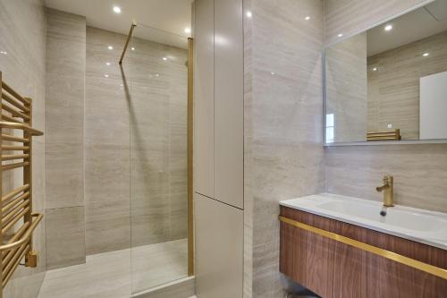 Eiffel Tower Apartment/Invalide by Studioprestige