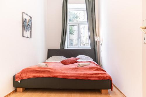 Welcoming 2BR & 1LR Budget Apartment well connected Ideal for Long stays