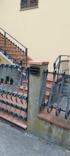 a set of stairs in front of a building at Casa di Cecco in Stazione di Laterina
