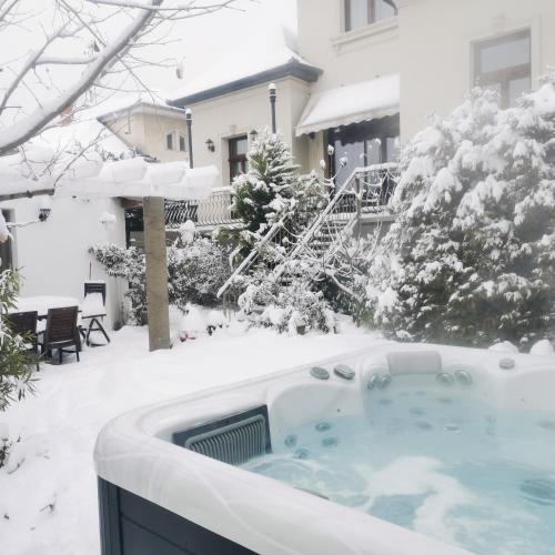 Kúria apartman with private jacuzzi and pool