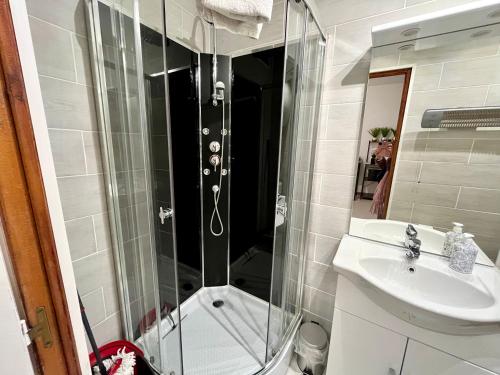 a bathroom with a shower and a sink at Le Cocon 54 Studio à Rives Parking facile in Rives