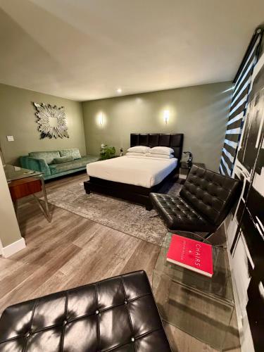 a large bedroom with a bed and a couch at Park Plaza Lodge in Los Angeles