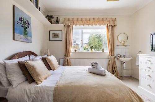 Double bedroom in homely, 5 bedroom family house by the river in Fulham photo 11