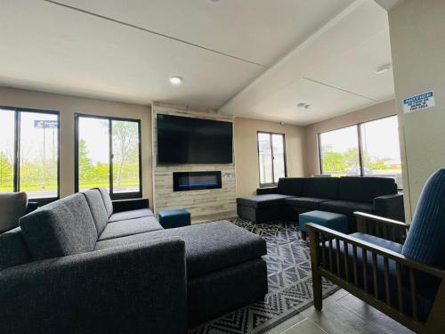 a waiting room with couches and a flat screen tv at Townhouse Near Hall Of Fame Canton I 77 in Canton