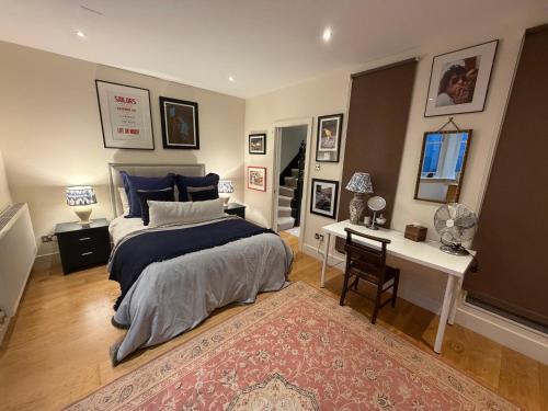 Double bedroom in homely, 5 bedroom family house by the river in Fulham photo 14