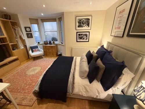 Double bedroom in homely, 5 bedroom family house by the river in Fulham photo 16