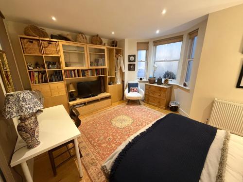 Double bedroom in homely, 5 bedroom family house by the river in Fulham photo 17