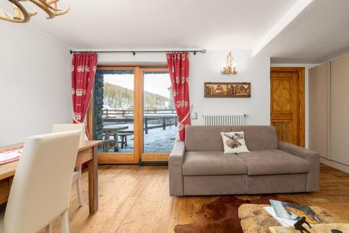 a living room with a couch and a table at Maison Carrel Elegant 1 in Breuil-Cervinia