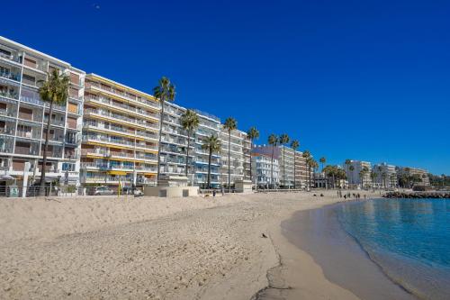 Bord de mer- Plage -Antibes Juan