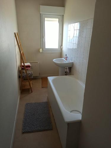 Appartement T3 في Pont-sur-Seine: حمام مع حوض استحمام ومغسلة