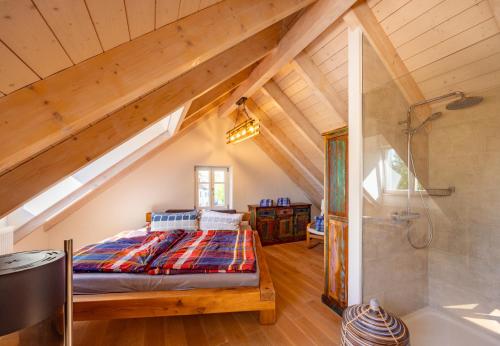 a bedroom with a bed and a shower at Die Blaue Pause 29 in Weißenstadt