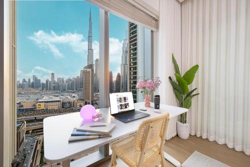 Modern 2BR, Burj & Fountains View, Dubai Mall 2 Minutes Walk