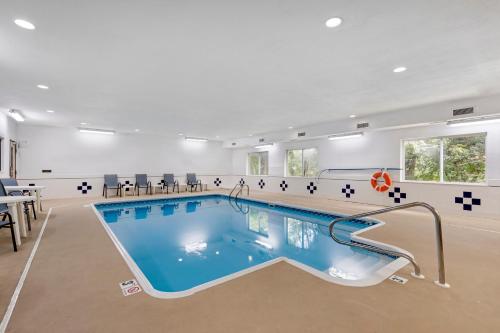 a swimming pool in a large room with a swimming pool at Comfort Inn & Suites East Moline near I-80 in East Moline