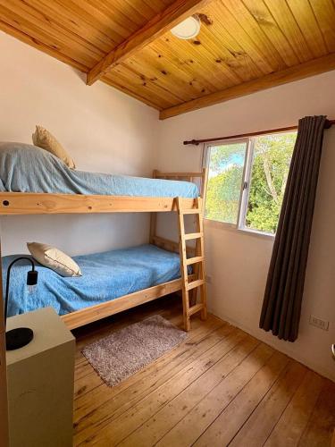 a bedroom with two bunk beds and a window at Dpto Centrico 2 Hab con Split Frío Calor cada Habitación in Mercedes