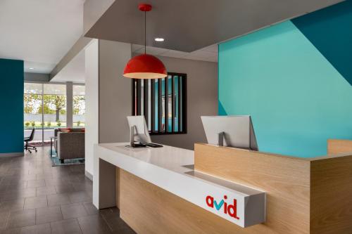 an office with a reception desk with a nid sign at avid hotels - Memphis - Southaven by IHG in Southaven