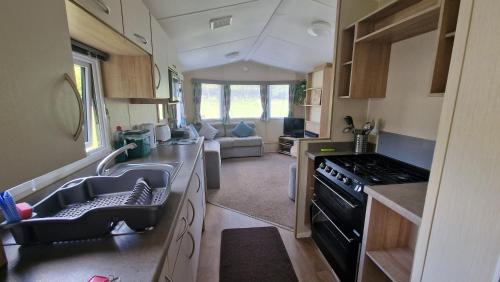 a kitchen and living room of an rv at Dinas in Llanbedr