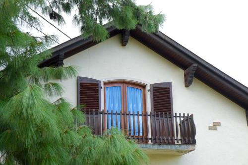 une fenêtre sur une maison avec balcon dans l'établissement Les Sources de Saverne, à Saverne