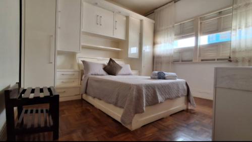a small bedroom with a bed and a kitchen at Recanto da Serra Imperial in Lambari