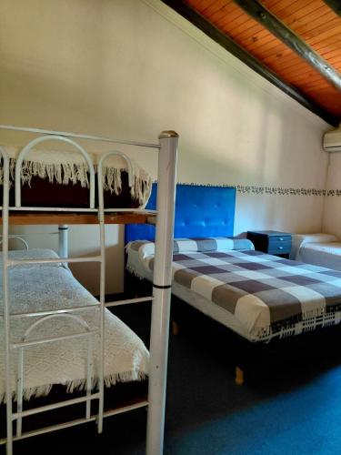 a bedroom with two bunk beds in a room at lo de Leo in Concordia