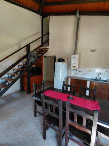 a kitchen and dining room with a table and chairs at lo de Leo in Concordia