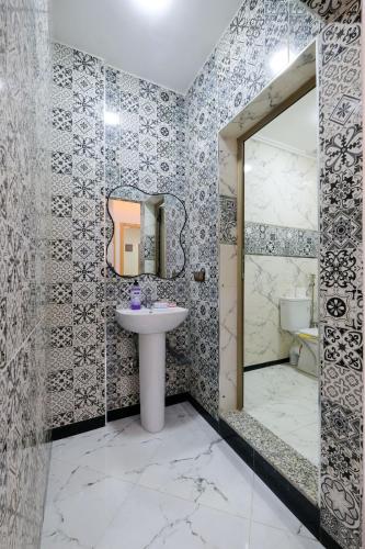 a bathroom with a sink and a mirror at RiadRiad Bollywood-Dream Stay B in Benguerir