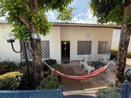 a hammock in the courtyard of a house at Condominio El Portal Casa 5 in Carmen de Apicalá