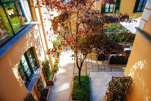 an overhead view of a courtyard with a tree at Relais Casali della Cisterna in Belgirate