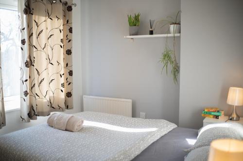 a bedroom with a bed with a towel on it at New Reno l Bright l Heart of the City l SelfCheckin in Hatfield