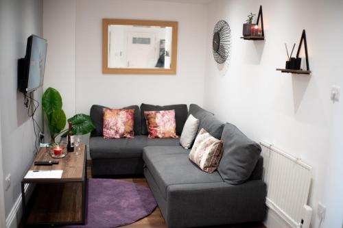 a living room with a couch and a table at New Reno l Bright l Heart of the City l SelfCheckin in Hatfield