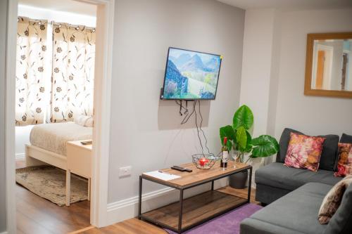 a living room with a couch and a table at New Reno l Bright l Heart of the City l SelfCheckin in Hatfield