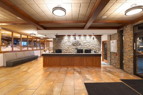a lobby with a bar and a brick wall at Best Western Plus GranTree Inn in Bozeman