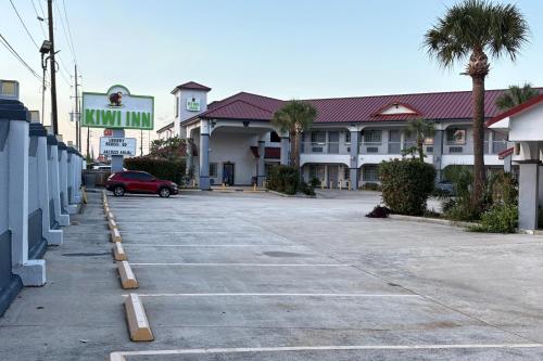 an empty parking lot in front of a hotel at Kiwi Inn Capital O Houston - Hwy 249 in Houston