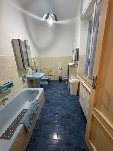 a bathroom with two toilets and a bath tub at Casa Vacanze Nonna Mena in Fontechiari