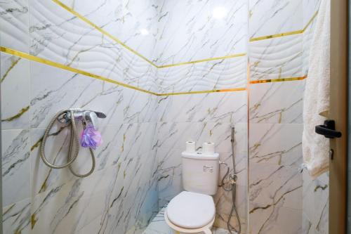 a bathroom with a toilet and a shower at Riad Bollywood-Royal Stay C in Benguerir