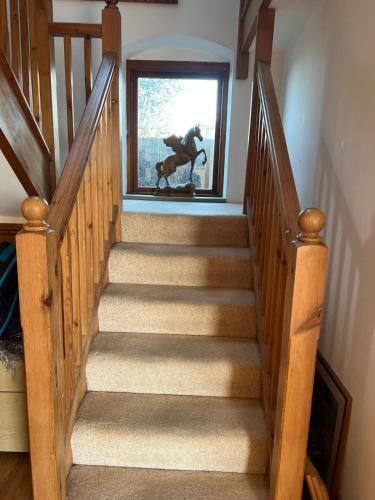 una persona che scende le scale in skateboard di Highfields Farm B&B a Stone