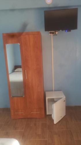 una camera da letto con un mobile in legno con uno specchio di Mandarin Villas a Mon Repos