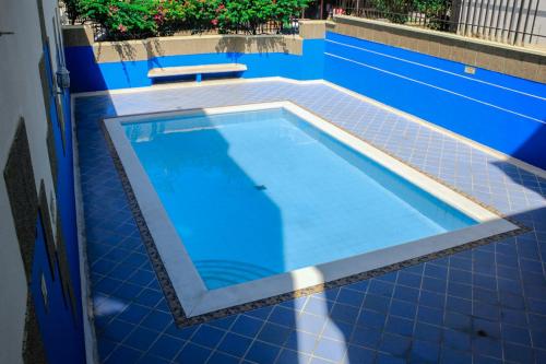 una piscina con suelo de baldosa azul en Apartamentos Centro IN Rodadero - By Bedviajes, en Santa Marta