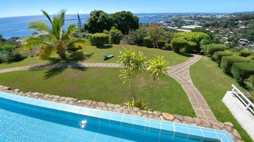 Quiet studio with sea view and pool