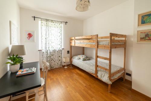 a bedroom with two bunk beds and a desk at Marli Home in Corropoli