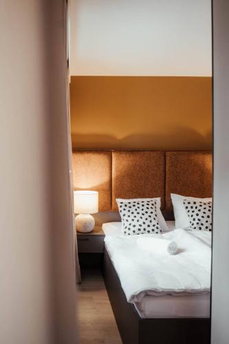 a bedroom with two twin beds and a lamp at Leśniczanka in Brenna