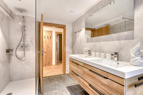 a bathroom with a sink and a shower at Ferienwohnung Gipfelstube in Brand